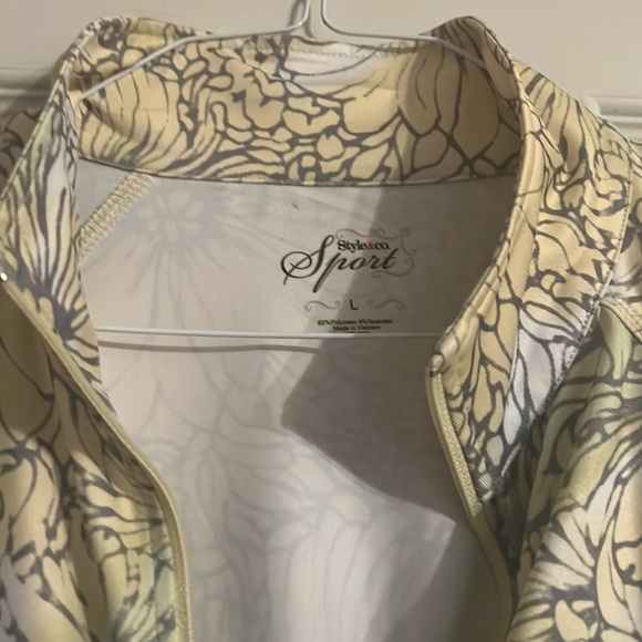 Like new style & Co. Sport zip up lightweight jacket, size large - Picture 2 of 3